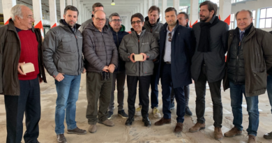 Alla Saxa Grestone di Roccasecca si avvia la produzione. Nella foto Francesco Borgomeo, presidente della società, insieme allo staff