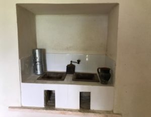 L'interno di una delle abitazioni abbandonate a Fossa Maiura