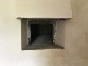 L'interno di una delle abitazioni abbandonate a Fossa Maiura