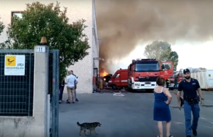 Un momento dell'incendio alla Mecoris di Frosinone
