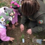 I bambini di Posta Fibreno (Fr) impegnati nella piantumazione durante la Festa dell'albero