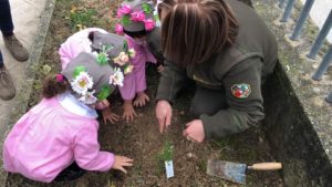 I bambini di Posta Fibreno (Fr) impegnati nella piantumazione durante la Festa dell'albero