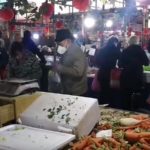 Alcuni cittadini fanno la spesa in un mercato di Wuhan (Fonte- Wikipedia)
