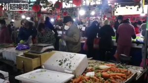 Alcuni cittadini fanno la spesa in un mercato di Wuhan (Fonte- Wikipedia)