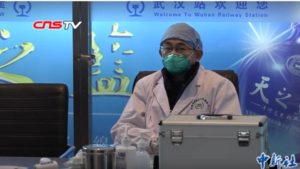 Staff medico in una stazione a Wuhan (Fonte: WIkipedia)