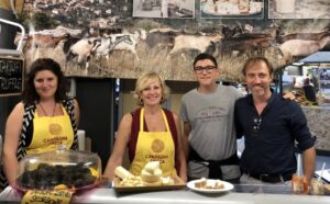 Loris Benacquista (l'ultimo a destra) presso il Salone del gusto di Torino nel 2016