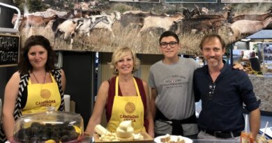 Loris Benacquista (l'ultimo a destra) presso il Salone del gusto di Torino nel 2016