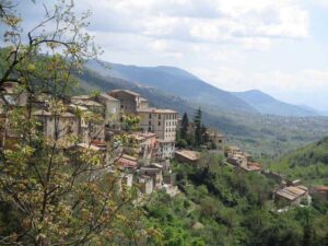 Veduta panoramica di Guarcino, borgo smart