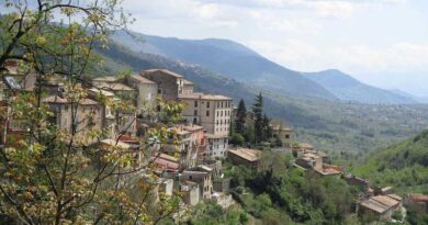 Veduta panoramica di Guarcino, borgo smart