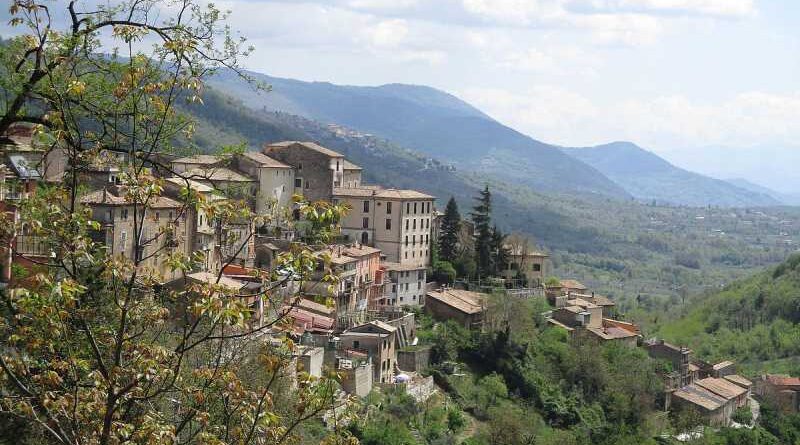 Veduta panoramica di Guarcino, borgo smart
