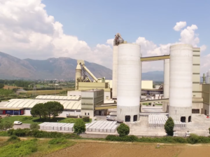 Lo stabilimento Colacem in piena attività di Sesto Campano