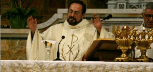 Il parroco Aniello Crescenzi mentre celebra sull'altare