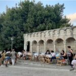 Le merlettaie di Isernia sedute davanti alla Fontana Fraterna