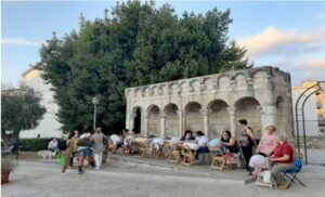 Le merlettaie di Isernia sedute davanti alla Fontana Fraterna