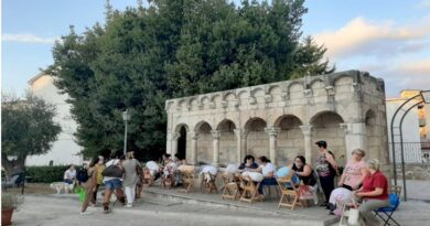 Le merlettaie di Isernia sedute davanti alla Fontana Fraterna