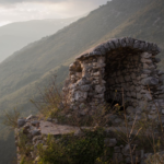 La cupola di vedetta sulla torre sud-ovest della Rocca Sorella, con lo sfondo del monte Sant’Angelo.