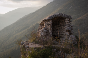 La cupola di vedetta sulla torre sud-ovest della Rocca Sorella, con lo sfondo del monte Sant’Angelo.