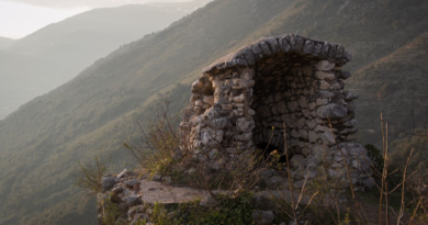 La cupola di vedetta sulla torre sud-ovest della Rocca Sorella, con lo sfondo del monte Sant’Angelo.