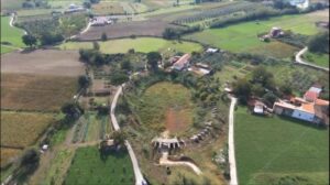 L'anfiteatro dell'antica Telesia con le sue rovine visto dall'alto