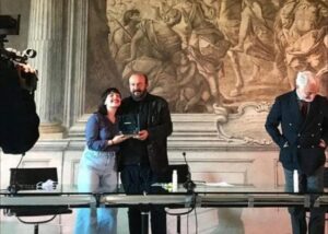 La consegna del premio nazionale "Innesto" ad Asia Vaudo, con lei il poeta Davide Rondoni