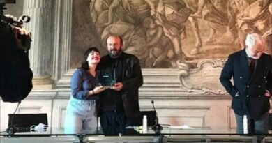 La consegna del premio nazionale "Innesto" ad Asia Vaudo, con lei il poeta Davide Rondoni