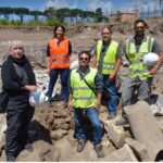 La squadra degli archeologi con il direttore Giovanna Rita Bellini presso gli scavi a Minturno