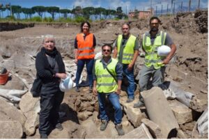 La squadra degli archeologi con il direttore Giovanna Rita Bellini presso gli scavi a Minturno