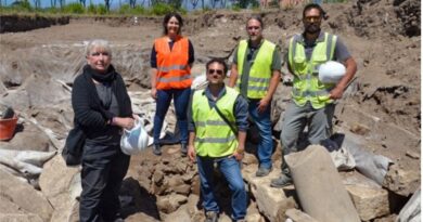 La squadra degli archeologi con il direttore Giovanna Rita Bellini presso gli scavi a Minturno