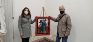L'autrice dell'articolo insieme al critico Alfio Borghese accanto all'opera di Gian Carlo Riccardi