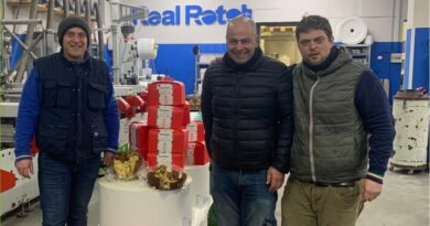 La rivoluzione delle cannucce I fratelli Casgha, i titolari all'interno dell'azienda