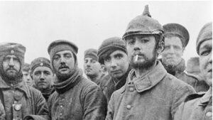 I soldati tedeschi e britannici riuniti durante la celebre tregua di Natale, nel 1914 (Foto: Wikipedia)