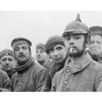 I soldati tedeschi e britannici riuniti durante la celebre tregua di Natale, nel 1914 (Foto: Wikipedia)