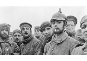 I soldati tedeschi e britannici riuniti durante la celebre tregua di Natale, nel 1914 (Foto: Wikipedia)