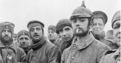 I soldati tedeschi e britannici riuniti durante la celebre tregua di Natale, nel 1914 (Foto: Wikipedia)
