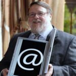 Un ritratto di Ray Tomlinson, l'inventore delle e-mail