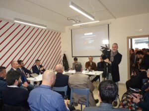 Le istituzioni al tavolo e il pubblico in platea durante l'inaugurazione dell'Open Hub a Cassino