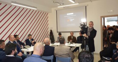 Le istituzioni al tavolo e il pubblico in platea durante l'inaugurazione dell'Open Hub a Cassino