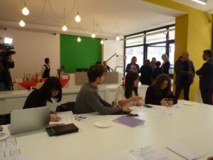 Un gruppo di giovani durante un laboratorio artistico dentro l'Open Hub di Cassino