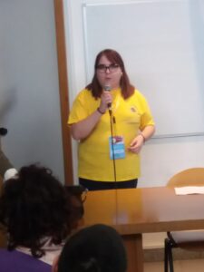 Teresa Franchini parla durante la giornata per l'orientamento