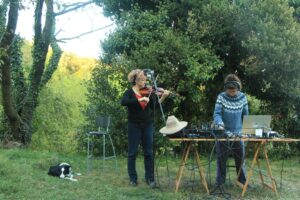 La sound designer Azzurra Fragale e la violinista e apicoltrice Marna Fumarola vicino un apiario