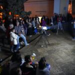 Visitatori ansiosi di partecipare al evento innovativo "Sepolcri"