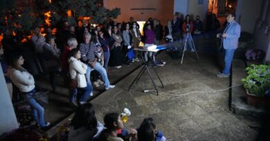Visitatori ansiosi di partecipare al evento innovativo "Sepolcri"