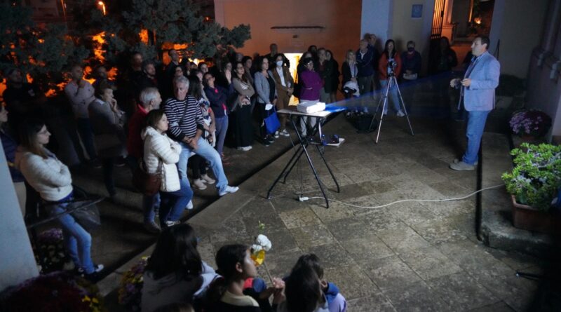 Visitatori ansiosi di partecipare al evento innovativo "Sepolcri"