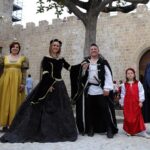 un gruppo di figuranti con costumi dell'epoca