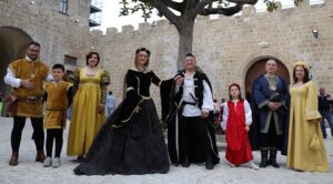 un gruppo di figuranti con costumi dell'epoca