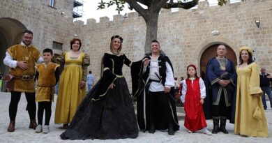 un gruppo di figuranti con costumi dell'epoca