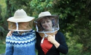 La sound designer Azzurra Fragale e la violinista e apicoltrice Marna Fumarola vicino un apiario