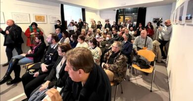 Partecipanti ad un convegno presso il palazzo della cultura