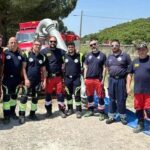Francesco Mastroianni, il quarto a destra assieme ad un gruppo di volontari