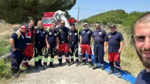 Francesco Mastroianni, il quarto a destra assieme ad un gruppo di volontari